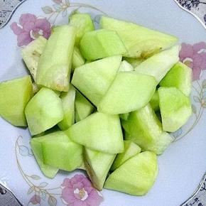 茄子根据个人喜欢去皮，切滚刀块