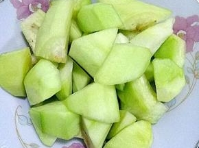 茄子根据个人喜欢去皮，切滚刀块