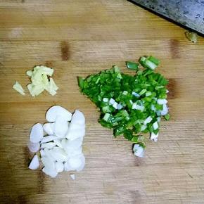 小葱切碎，姜切末，蒜切片