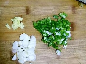 小葱切碎，姜切末，蒜切片