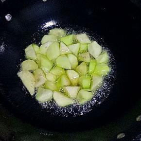 茄子也放入锅中炸至金黄