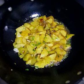 锅中留底油，放入葱，姜，蒜炒香，放入土豆，茄子，加入生抽，蚝油，