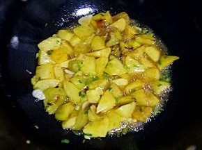 锅中留底油，放入葱，姜，蒜炒香，放入土豆，茄子，加入生抽，蚝油，