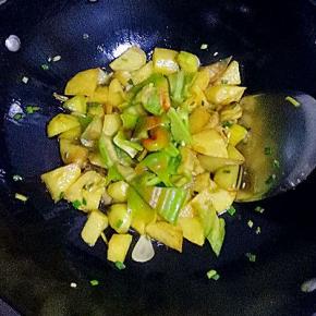 放入青椒，加入水淀粉，大火收汁，加入少许鸡精，翻炒均匀