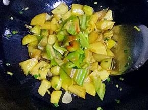 放入青椒，加入水淀粉，大火收汁，加入少许鸡精，翻炒均匀