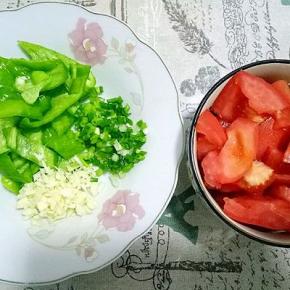 茄子切滚刀块，蒜切末，葱切碎，西红柿切块，辣椒切条