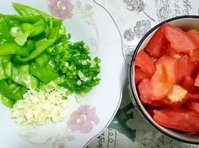 茄子切滚刀块，蒜切末，葱切碎，西红柿切块，辣椒切条