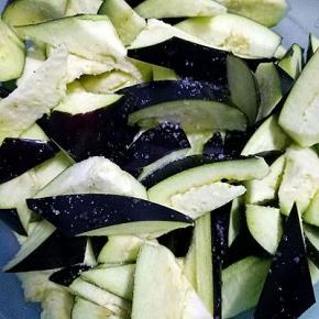 在茄子里撒适量盐，拌均匀，腌制10分钟
