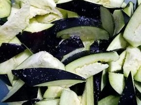 在茄子里撒适量盐，拌均匀，腌制10分钟