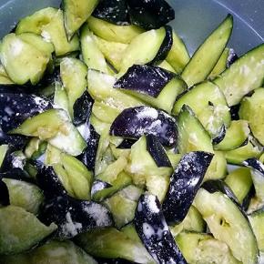 沥干腌出的水份，撒适量玉米淀粉拌均匀