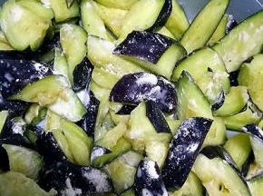 沥干腌出的水份，撒适量玉米淀粉拌均匀