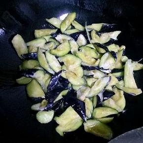 锅中放适量油，将茄子放入翻炒至表面微黄盛出