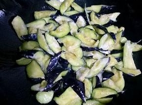 锅中放适量油，将茄子放入翻炒至表面微黄盛出