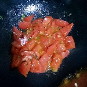 锅中留底油，放入蒜末，葱花翻炒，放入番茄酱，西红柿煸炒出红油