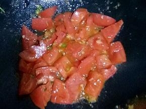 锅中留底油，放入蒜末，葱花翻炒，放入番茄酱，西红柿煸炒出红油
