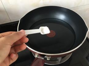锅里烧水加一勺盐