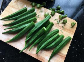 洗净之后切掉秋葵的蒂，有些人喜欢煮煮之后切，看个人喜欢吧