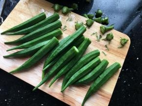 洗净之后切掉秋葵的蒂，有些人喜欢煮煮之后切，看个人喜欢吧