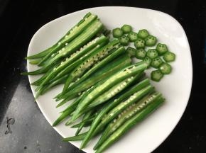 捞出来从中间切开摆在盘子上