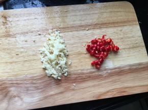 大蒜和辣椒都切沫儿