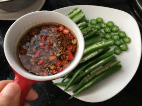 搅拌均匀一下，直接淋在秋葵上就可以啦