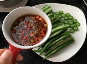 搅拌均匀一下，直接淋在秋葵上就可以啦