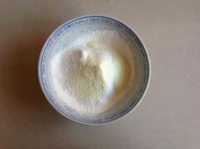 低筋面粉、泡打粉、奶粉过筛一次