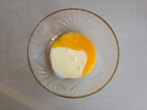 蛋黄加入炼奶，拌均匀