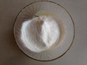 再将粉类过筛到蛋黄液里