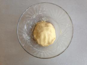 捏成面团，盖保鲜膜，放冰箱冷藏保存30分钟以上