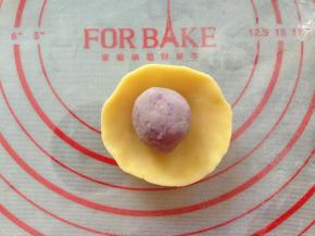 将小面团用手掌压扁，然后用手捏簿边缘，放上馅料。（如果面团有点粘手的话，可以在案板上洒上簿簿一层面粉，手上也沾点）