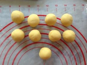冷藏过的面团分成每个20克的小面团，揉圆。还没操作的面团可以先用保鲜膜盖着，防止风干