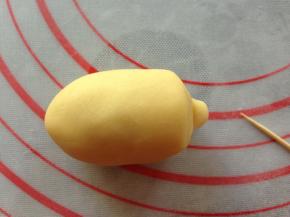 捏出猪鼻子，用牙签压一下鼻子四周，更能突出