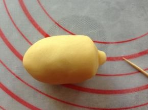 捏出猪鼻子，用牙签压一下鼻子四周，更能突出