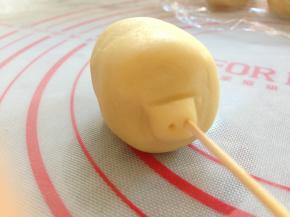 用压签插出两个鼻孔