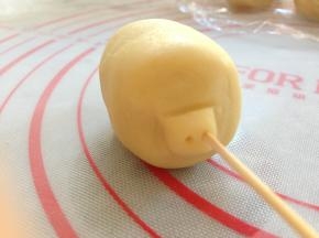 用压签插出两个鼻孔