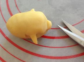 用剪刀剪出两个猪耳朵