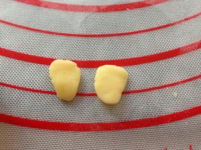 也可以不剪，另外用多余的面团捏出两个猪耳朵形状