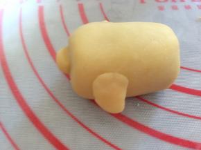 沾一下水，粘在两边。