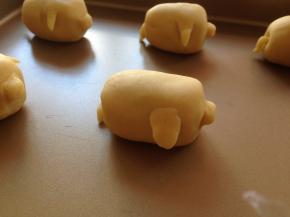 将做好的小猪放在不粘烤盘上。