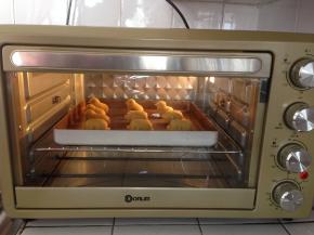 将烤盘放进已经预热好170度的烤箱中层，烤13-15分钟左右。各型号烤箱脾气不同，时间和温度仅供参考。