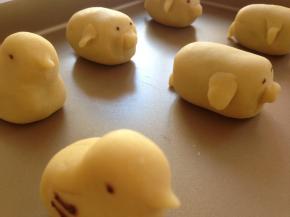 用可可液（适量水加可可粉）画出眼睛