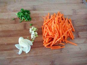 胡萝卜，葱，蒜切下