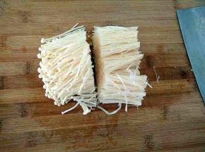 金针菇一切为二。
