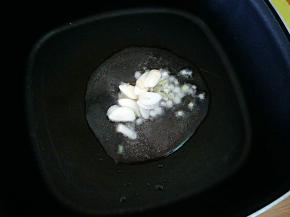 热锅凉油，下蒜片，葱白小火煸香。
