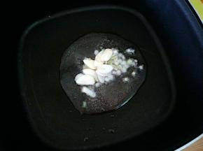 热锅凉油，下蒜片，葱白小火煸香。
