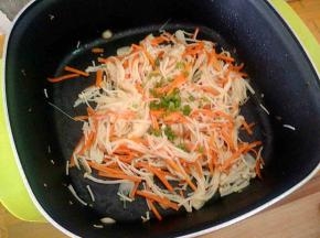 再加入葱叶炒匀即可