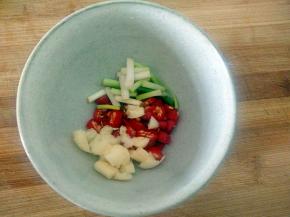 小米椒，蒜，辣椒切一下，放入碗中。