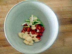 小米椒，蒜，辣椒切一下，放入碗中。