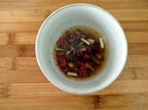 淋上花椒油，再加入盐，生抽，醋做成调料汁备用